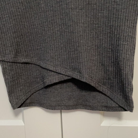Hollister charcoal gray women’s ribbed crop top. Medium - Picture 3 of 4